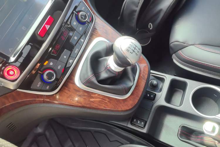 Used Haval H6 2015 Revised Version Sport Edition 1.5T Manual Transmission Two-Wheel Drive Elite Grade
