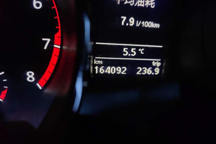 Used Volkswagen Sagitar 2015 230TSI Automatic Luxury Model Odometer Close Up