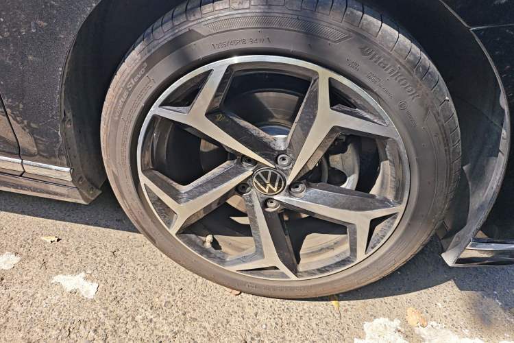 Used Volkswagen Magotan 2025 Revised Version Zhongxiang Edition 330TSI DSG Luxury Trim Right Front Wheel Hub