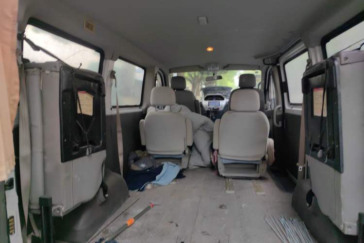 Used SAIC MAXUS Xintu V80 2015 2.5T AMT Aoyuntong Edition Short Wheelbase Low Roof Trunk