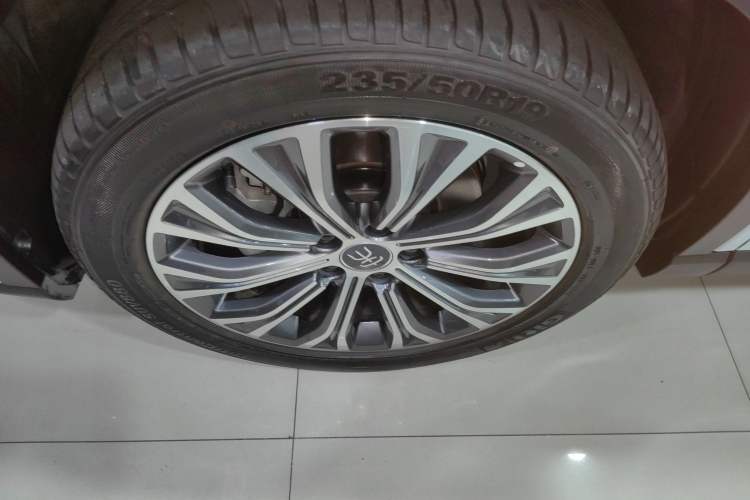 Used BYD Song Pro New Energy 2022 DM-i 110km Flagship Model Left Front Wheel Hub