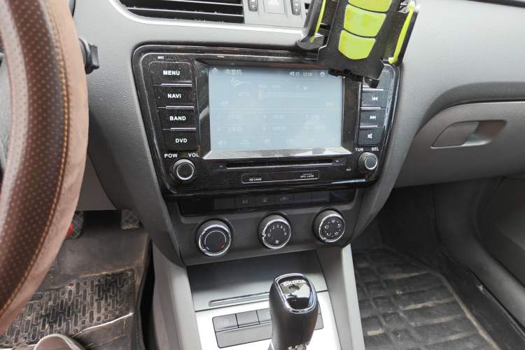 Used Skoda Octavia 2015 1.6L Automatic Yijie Edition Audio And AC Panel