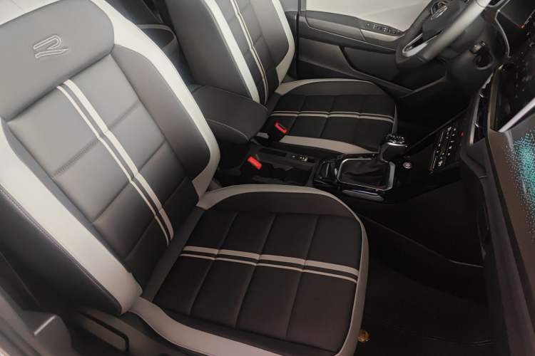 Used Volkswagen T-ROC 2025 Facelift Model 2 300TSI DSG Two-Wheel Drive Chenguang Edition
