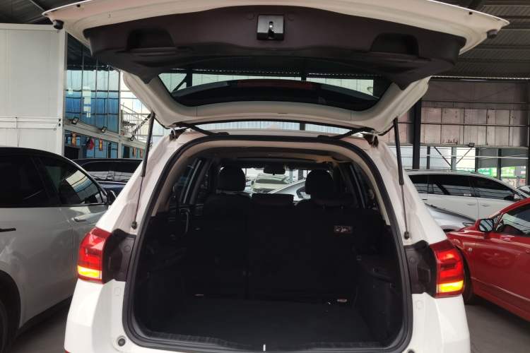 Used Haval H6 2017 Blue Label Sport Edition 1.5T Manual Two-Wheel Drive Elite Model Trunk