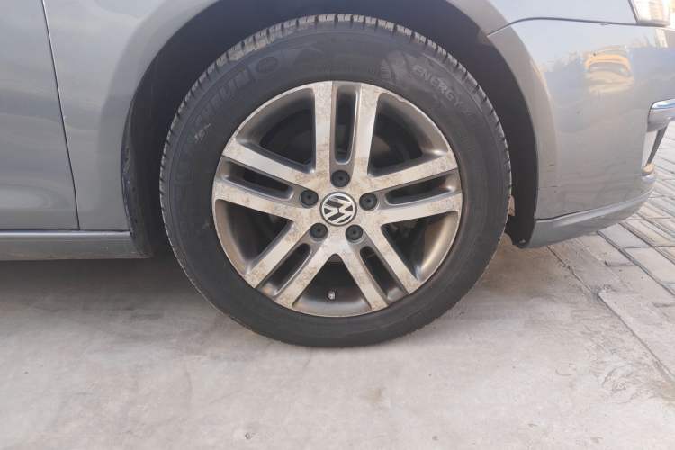 Used Volkswagen Sagitar 2011 1.6L Automatic Comfort Edition Right Front Wheel Hub