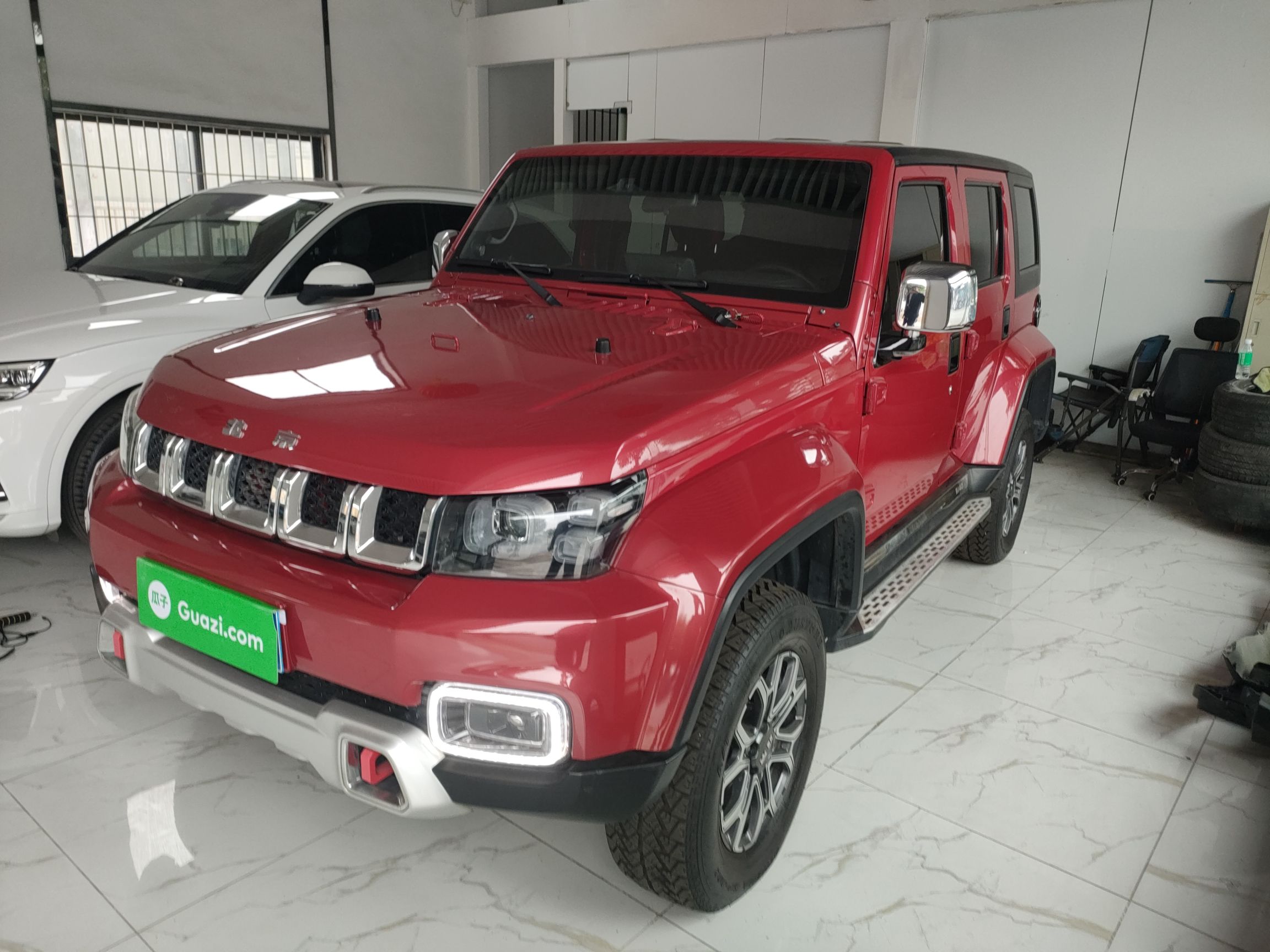 تحت مقدمة السيارة