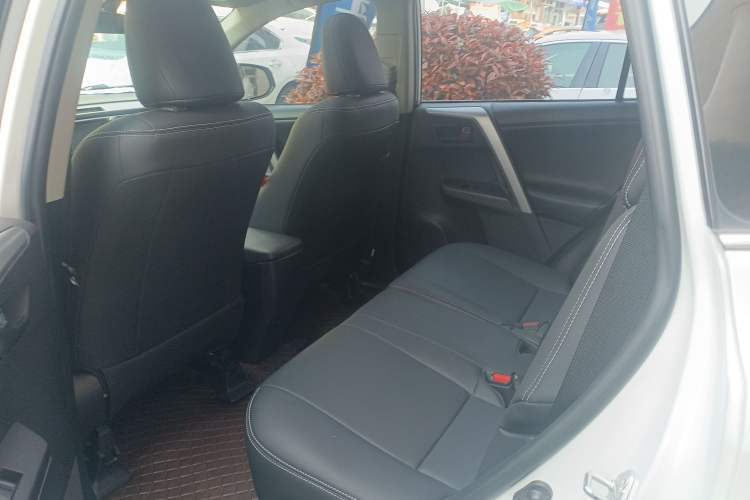 Used Toyota RAV4 2016 2.0L CVT Two-Wheel Drive Fashion Edition China V Standard
