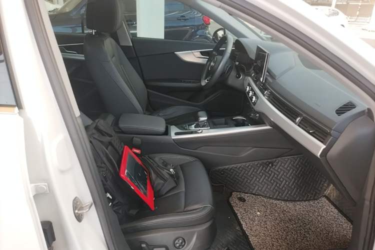 Used Audi A4L 2020 40 TFSI Fashionable and Elegant Model
