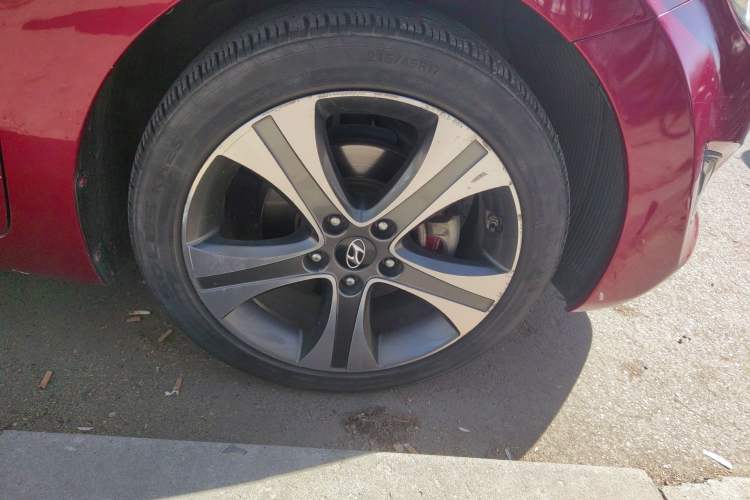 Used Hyundai Elantra (5th Generation / Langdong) 2012 1.8L Automatic Prestige Model Right Front Wheel Hub