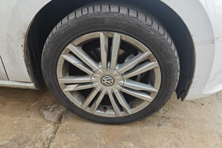 Used Volkswagen Golf Sportsvan 2018 230TSI Automatic Luxury Model Right Front Wheel Hub