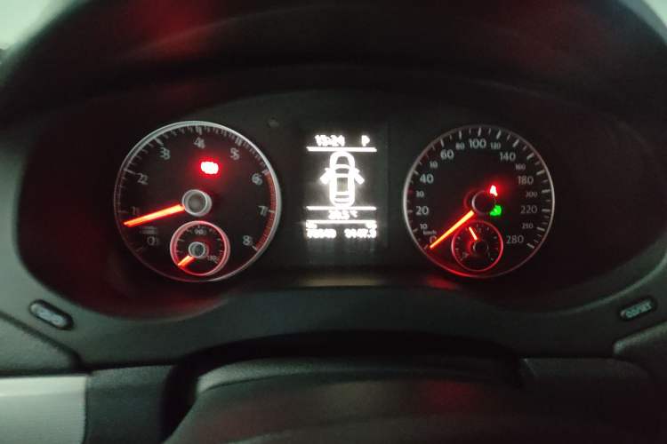 Used Volkswagen Sagitar 2014 1.4TSI Automatic Luxury Model Instrument Cluster