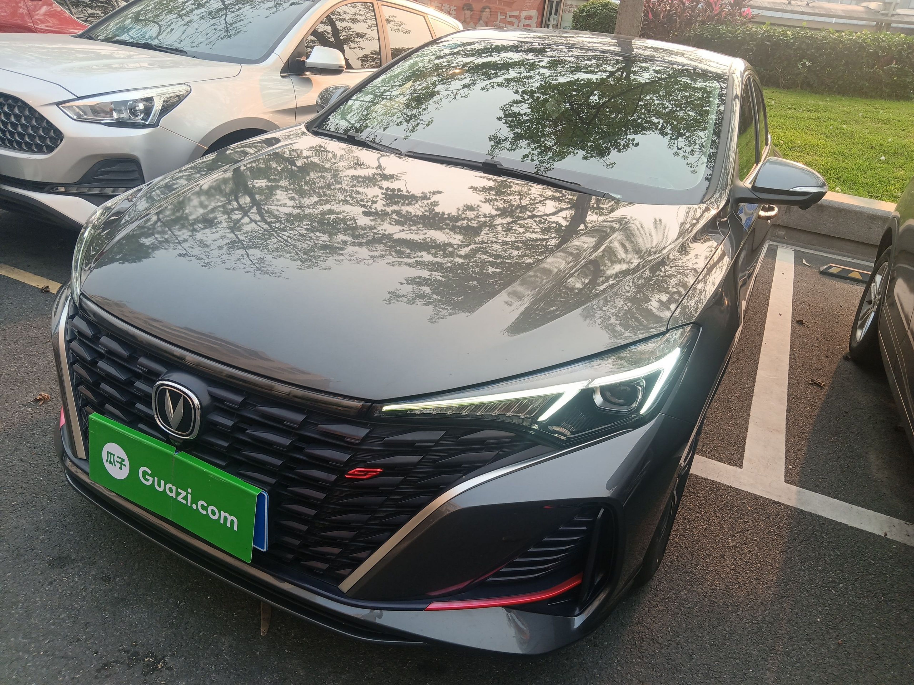 Под передней частью автомобиля