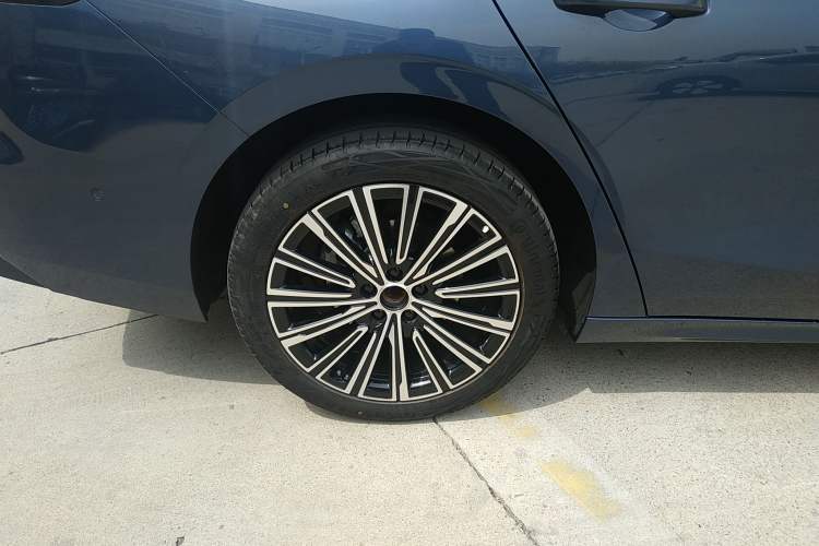 Used Geely Galaxy A7 2025 Model EM-i 150km Starship Edition Right Rear Wheel Hub