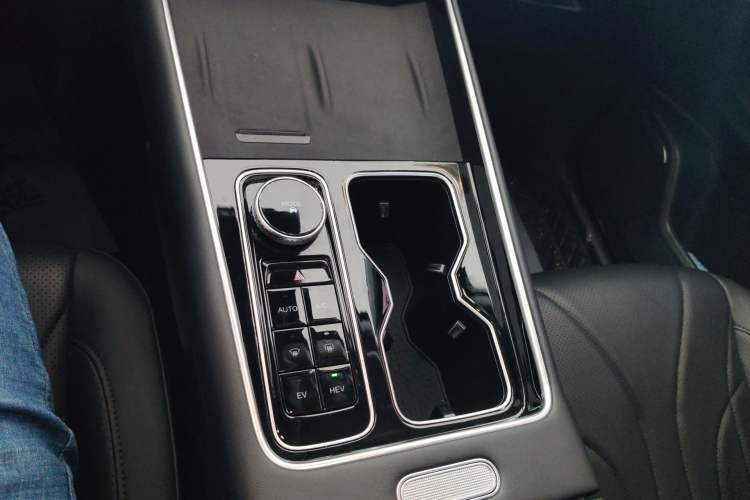 Used Chery Fengyun T9 2025 120 Long-Range Luxury Version 5 Seats Lithium Iron Phosphate Gear Lever