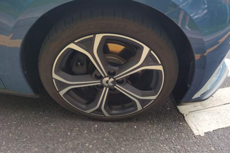 Used Nio ET5 2022 75 kWh Right Front Wheel Hub