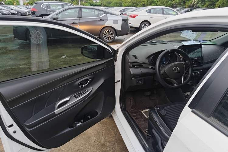 Used Toyota YARiS L Zhi Xuan 2015 1.5E Automatic Charm Edition
