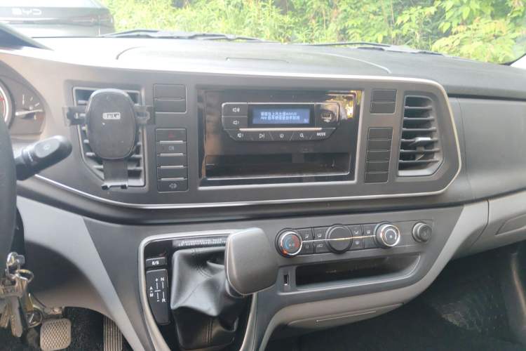 Used SAIC MAXUS Xintu V80 2025 PRO Aoyuntong 2.0T AMT Short Wheelbase Mid-Height 5/6-Seater
