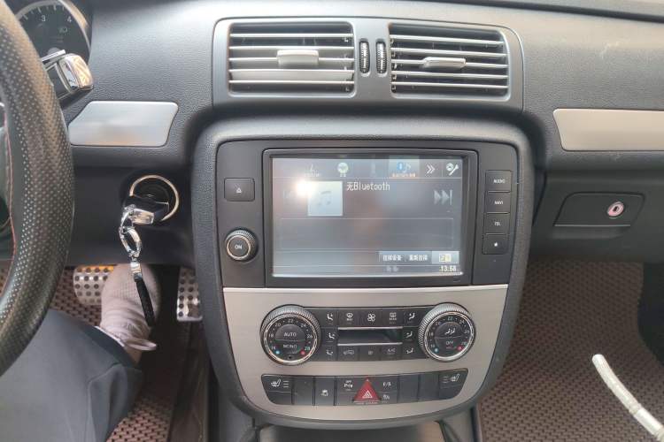 Used Mercedes-Benz R-Class 2014 R 320 4MATIC Luxury Model Audio And AC Panel