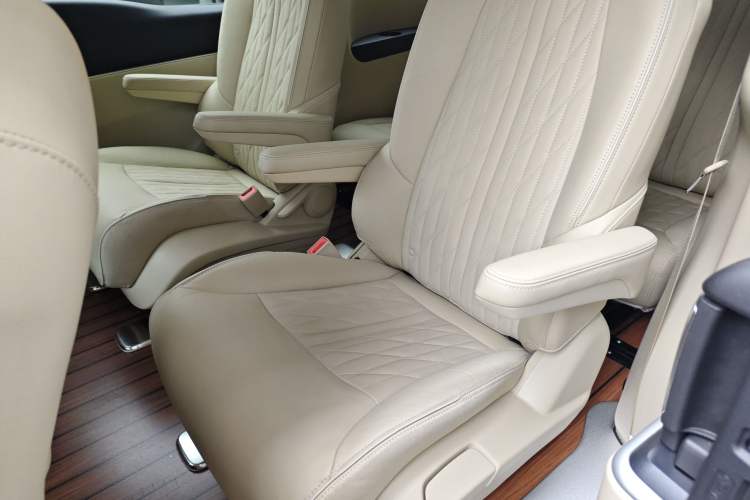 Used Buick GL8 2023 Facelifted Land Cruiser Executive Luxury Version Left Rear Seat