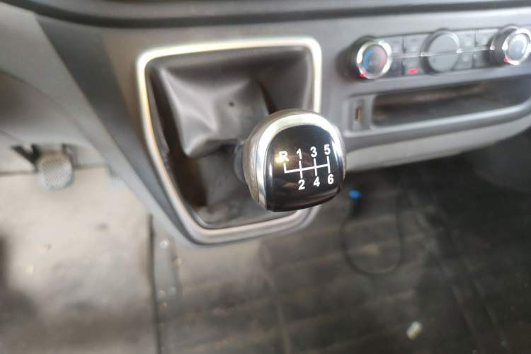 Used SAIC MAXUS Xintu V80 2021 2.0T PLUS Manual All-Around King Long Wheelbase Mid-Roof Variant with 6/7/8/9 Seats Gear Lever