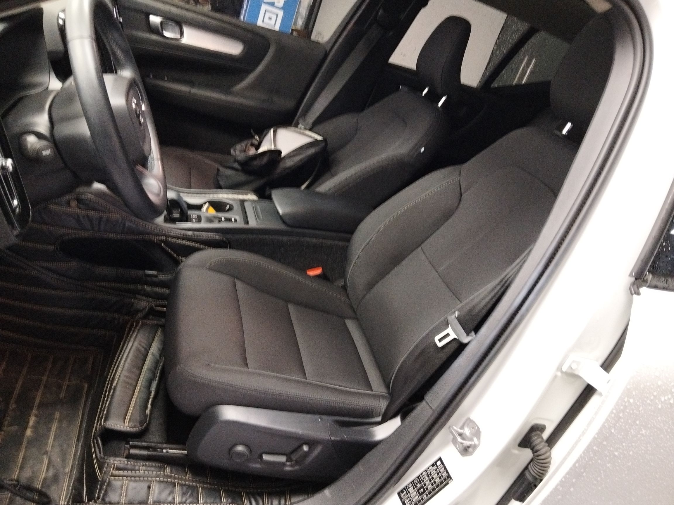 Переднее сиденье в автомобиле