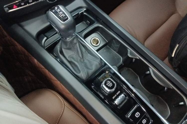 Used Volvo XC60 2021 T5 4x4 Smart Luxury Edition Gear Lever