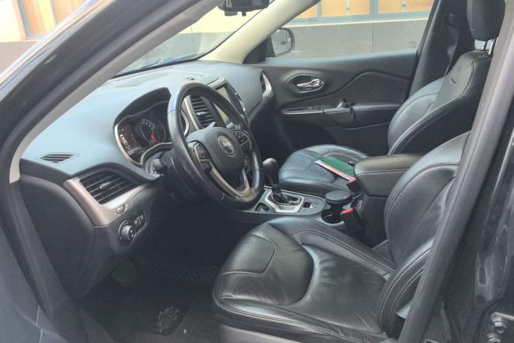 Used Jeep Cherokee 2017 2.0L Superior Edition
