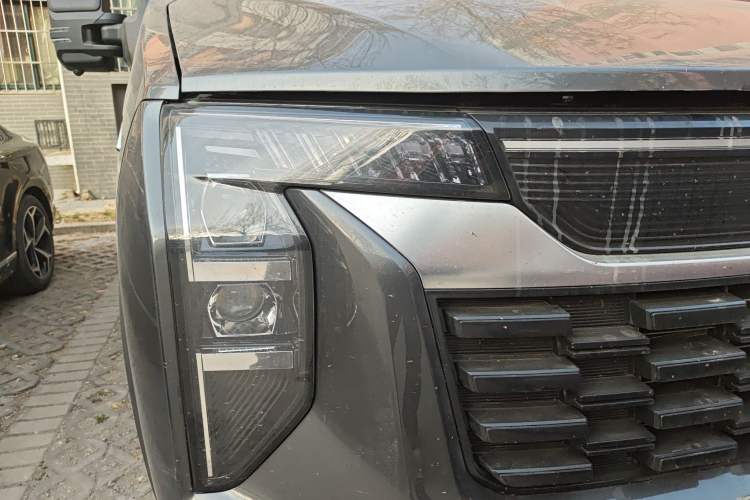 Used Sinotruk Pioneer V 2024 Multi-Function Version 2.0T Automatic Short Wheelbase Low Roof