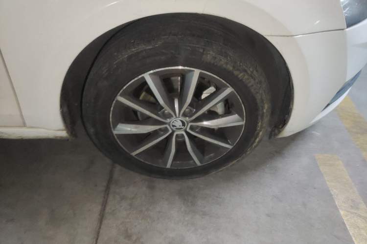 Used Skoda Octavia 2018 1.6L Automatic Comfort Edition Right Front Wheel Hub