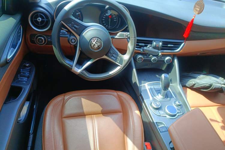 Used Alfa Romeo Giulia 2017 2.0T 200HP Luxury Edition
