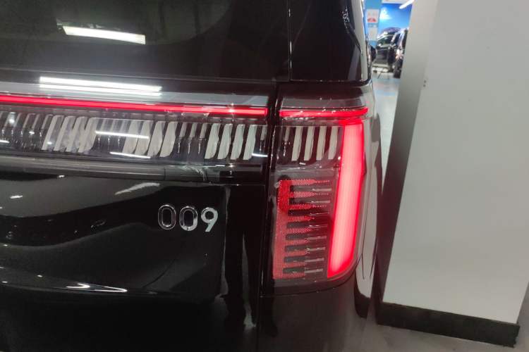 Used Zeekr 009 2024 7-Seater Walk-Through Version Four-Wheel Drive 108 kWh Exterior 3