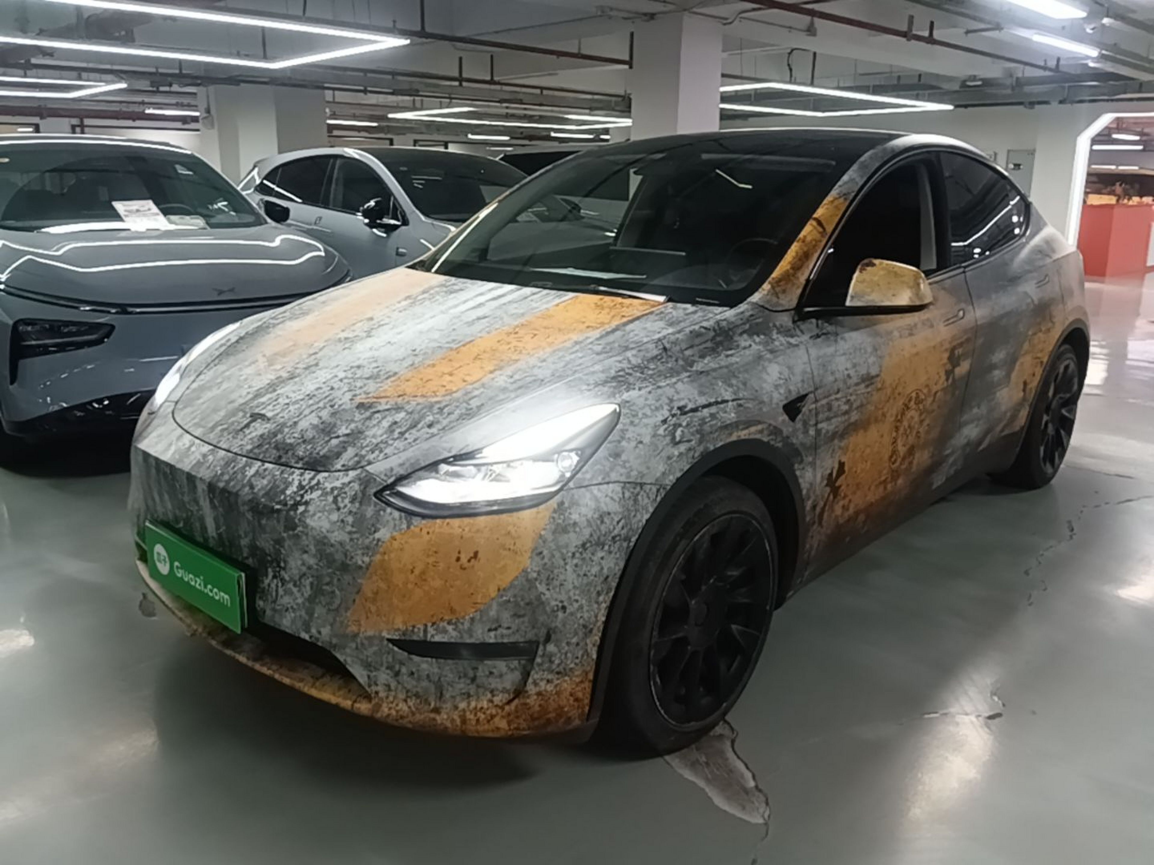 Под передней частью автомобиля