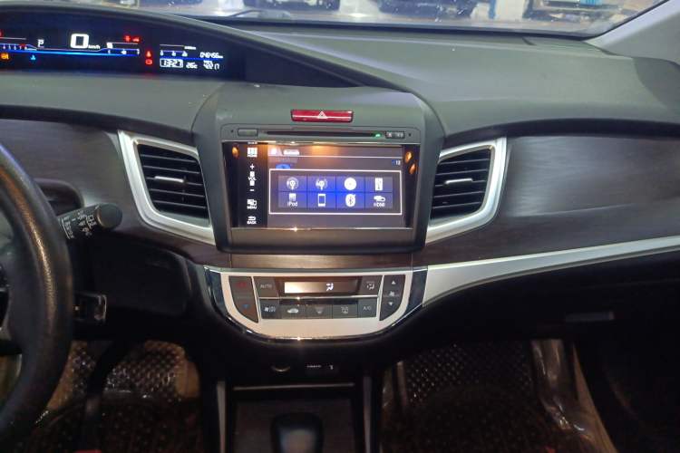 Used Honda Jade 2013 1.8L automatic Comfort version 5 seats Audio And AC Panel