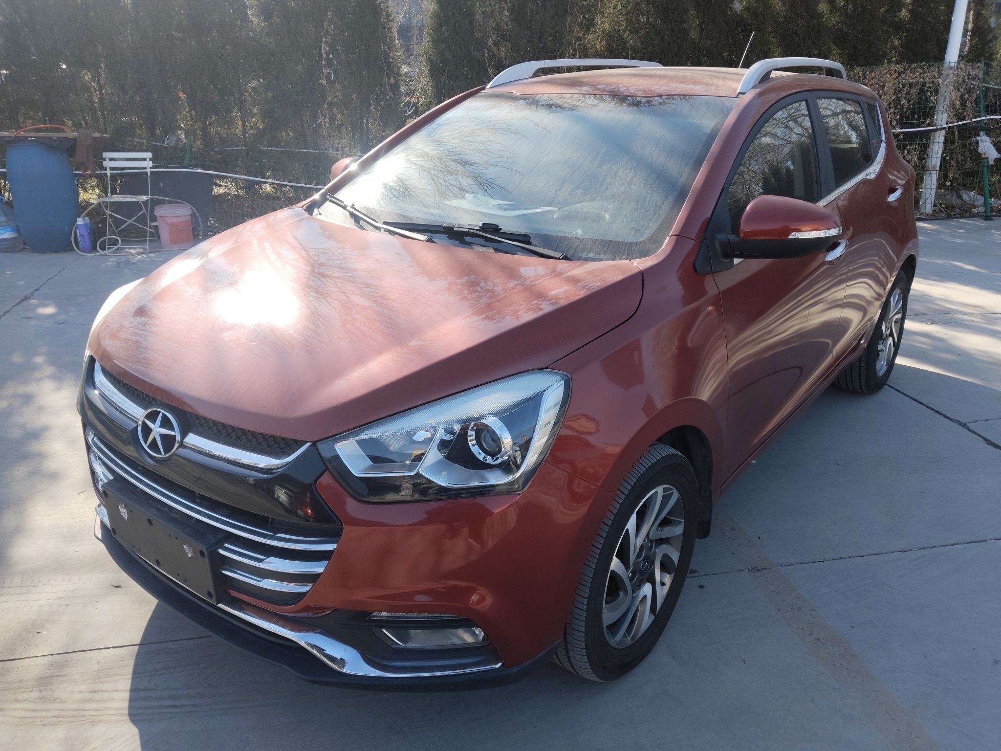 تحت مقدمة السيارة