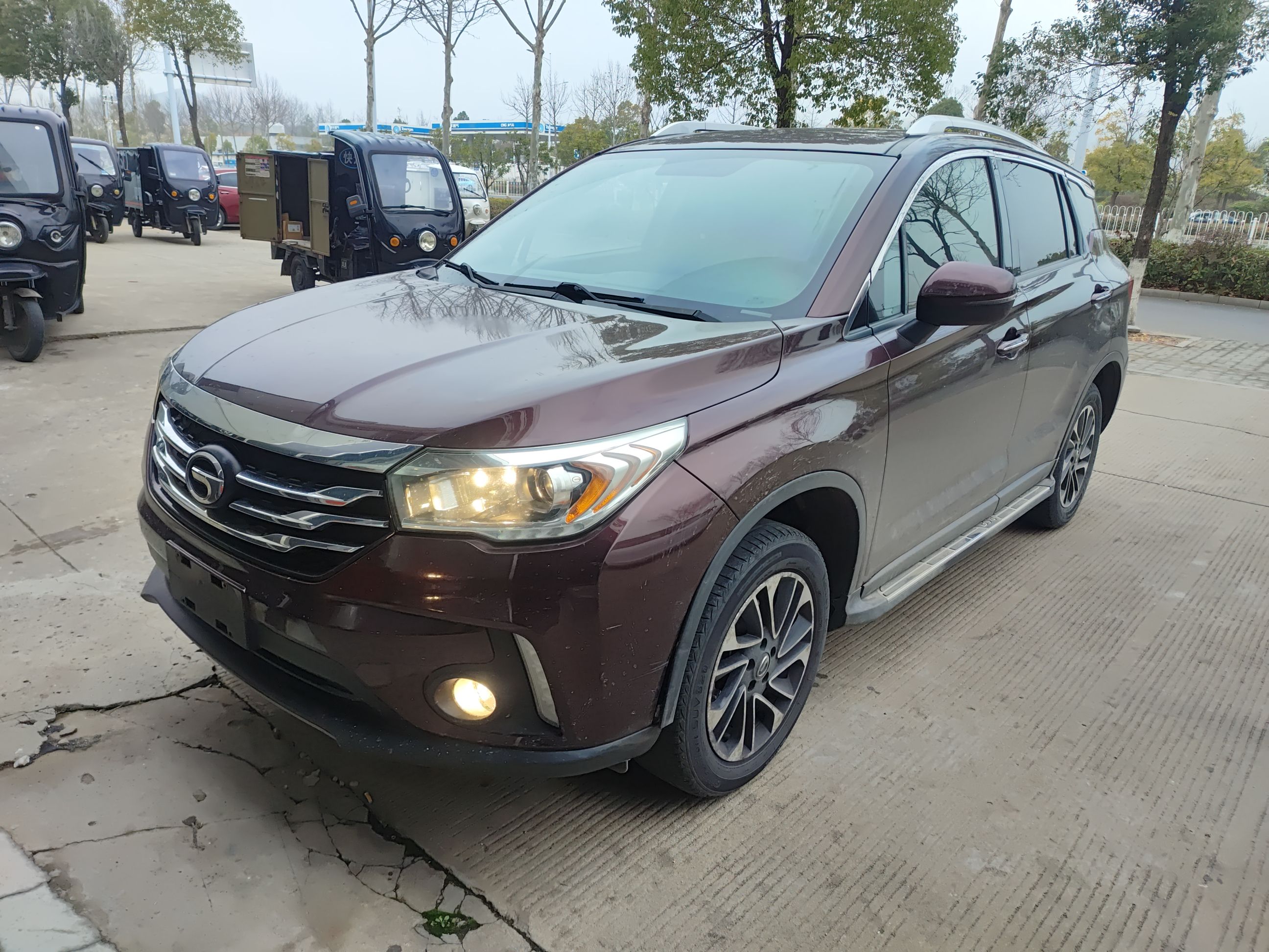 Под передней частью автомобиля