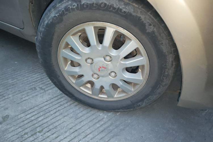 Used Wuling Rongguang V 2018 1.5L Standard Version Right Front Wheel Hub