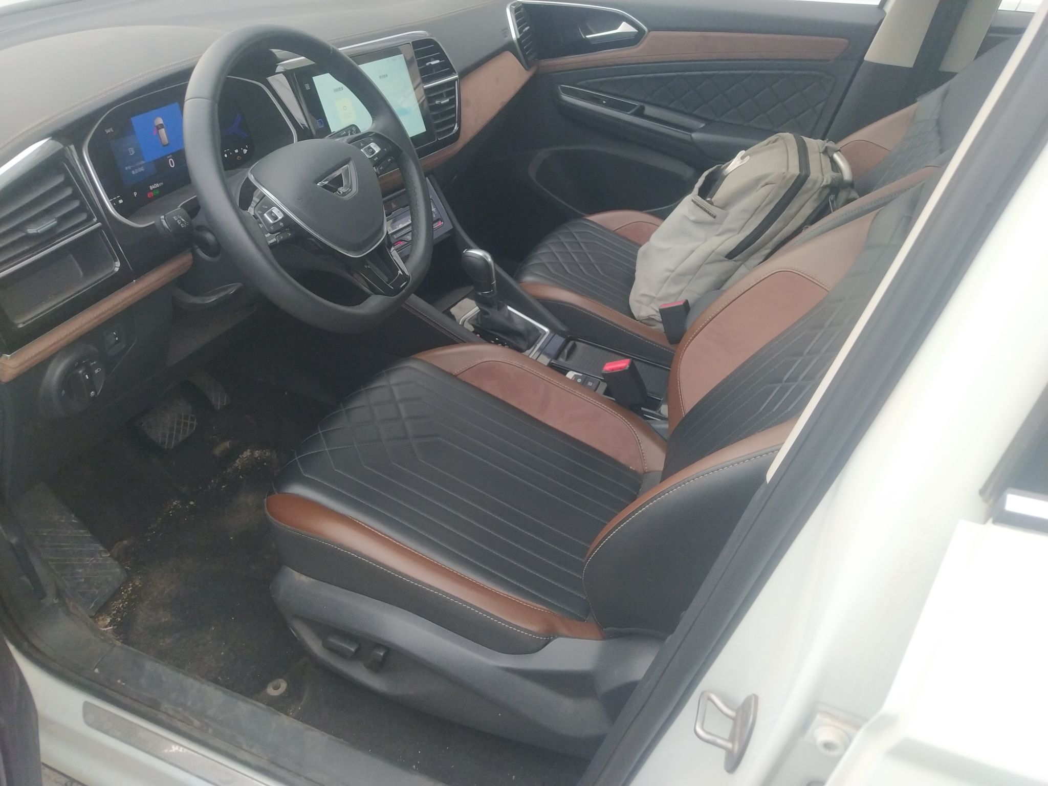 المقاعد الأمامية داخل السيارة