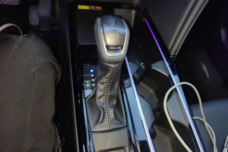 Used Toyota Camry 2024 Dual-Motor 2.0 HGVP Luxury Edition Gear Lever