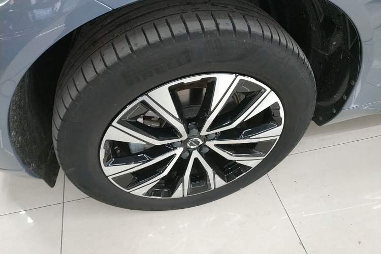 Used Volvo XC60 2023 B5 4x4 Smart Luxury Edition Left Front Wheel Hub