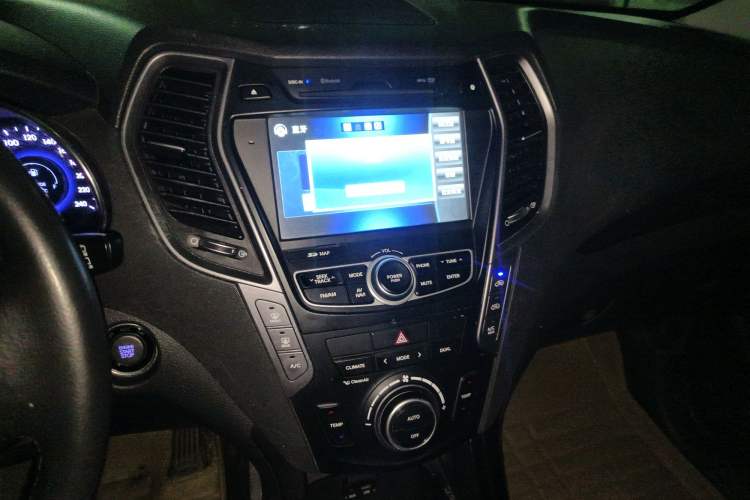 Used Hyundai Santa Fe 2013 Revised Version 2.0T Automatic All-Wheel Drive Top-Tier Trim Audio And AC Panel