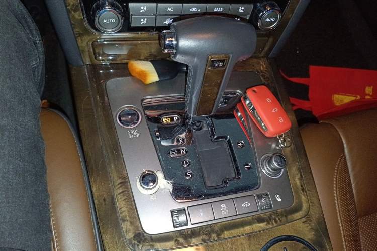 Used Volkswagen Phaeton 2011 3.6L V6 4-Seater Extended-Length Individual Edition Gear Lever