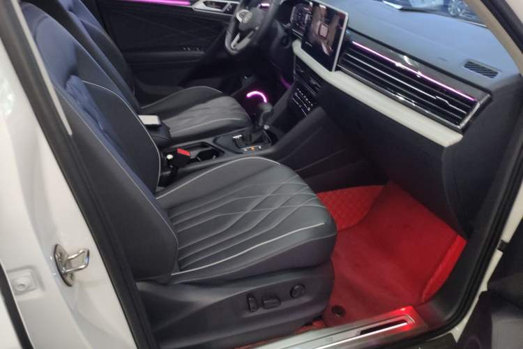 Used Volkswagen Tiguan L 2024 330TSI Automatic Two-Wheel Drive R-Line Enhanced Edition Right Front Seat