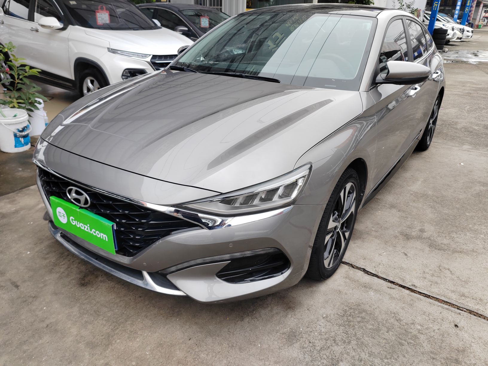 Под передней частью автомобиля