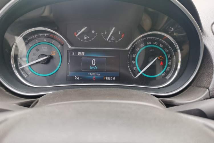 Used Buick Regal 2015 2.0L Elite Fashion Edition Odometer Close Up