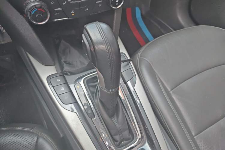Used Chevrolet Malibu 2016 2.0L Automatic Luxury Edition Gear Lever
