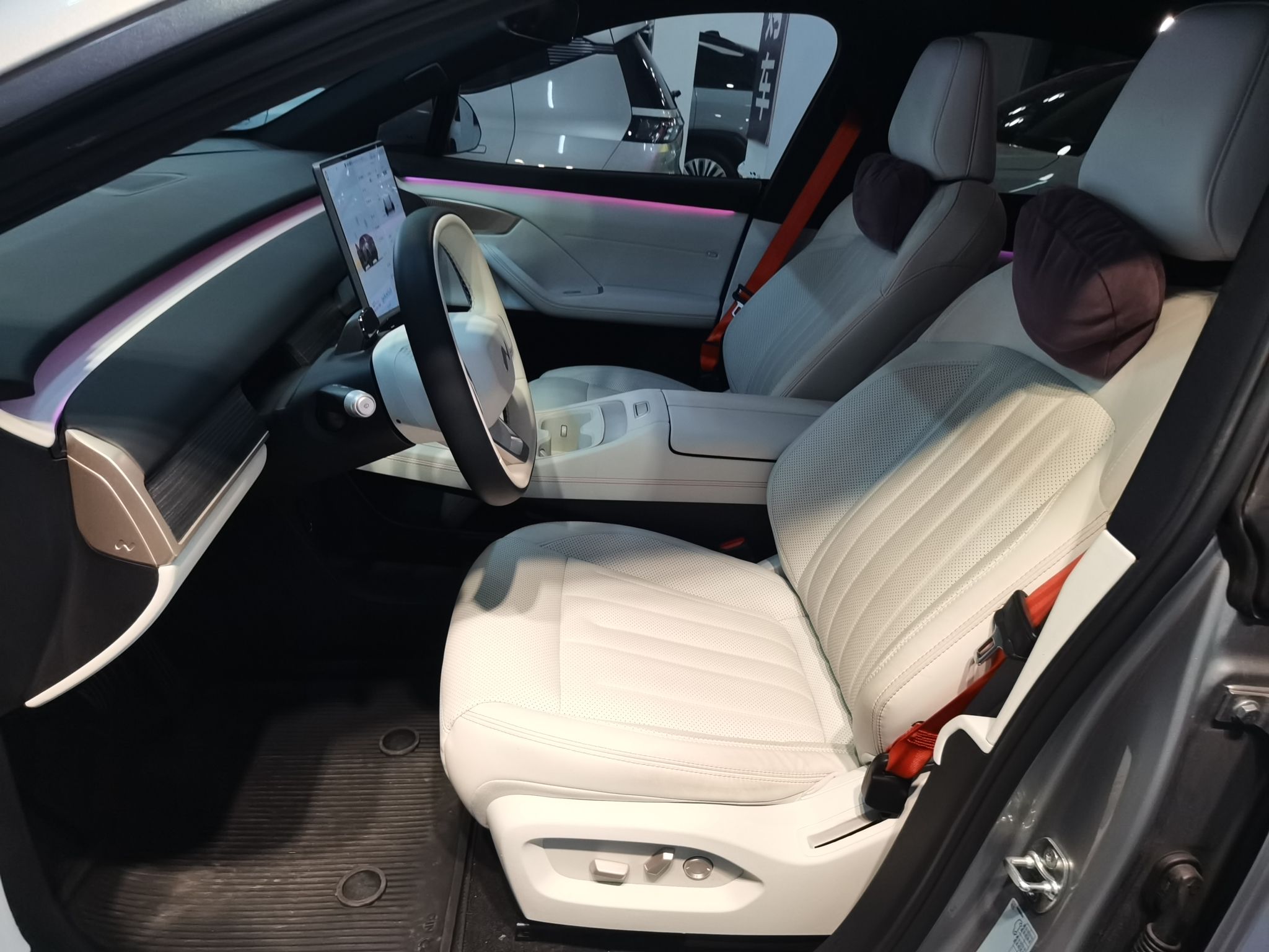 المقاعد الأمامية داخل السيارة