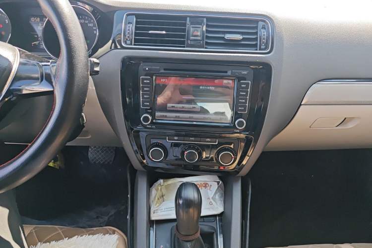 Used Volkswagen Sagitar 2014 1.6L Automatic Fashion Model Audio And AC Panel