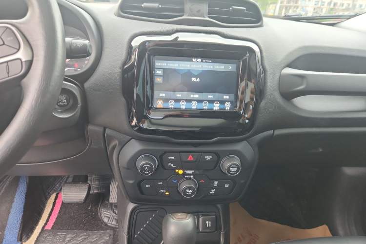 Used Jeep Renegade 2019 220T Automatic Elite Edition Audio And AC Panel