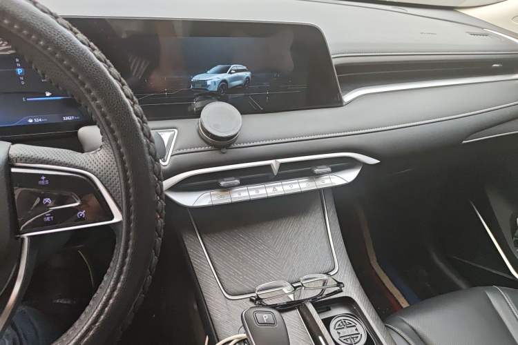 Used Venucia V 2022 260T Black Horse Edition · Idol Audio And AC Panel