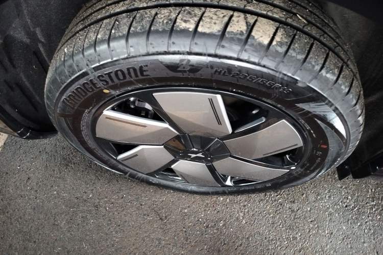 Used XPeng X9 2024 640 All-Wheel Drive High-Performance Max Right Rear Wheel Hub